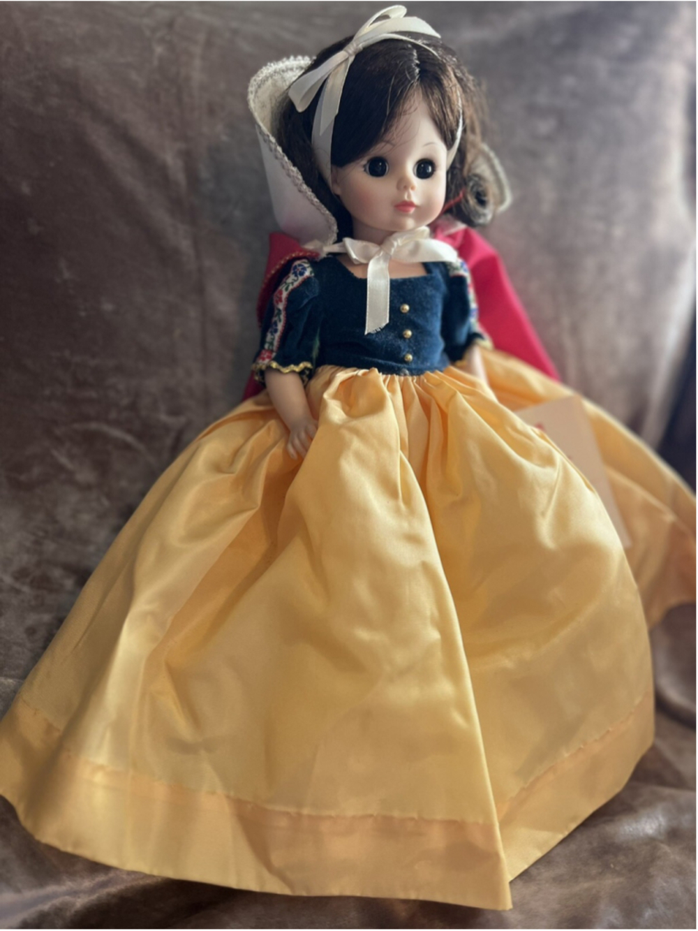 Vintage Snow White / Walt Disney's Madame alexander doll 12" ADORABLE GIFT